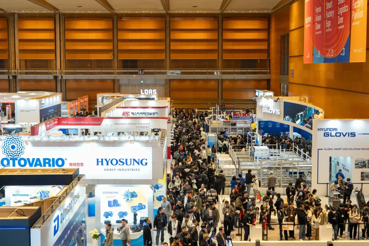 참관객으로 붐비는 AW 2026 코엑스 전시장 통로와 홀 안내 배너